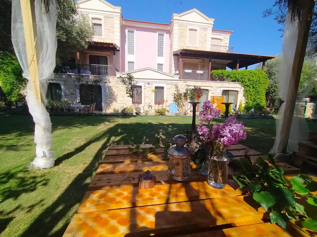 Foca Elies Rooms & Garden Apartment